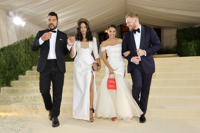 Inilah penampilan Alexandria Ocasio-Cortez (kedua dari kanan) di MET Gala 2021 yang berlangsung di Metropolitan Museum of Art, New York City, AS, Senin (13/9/2021). Ia datang bersama Auroa James, perancang gaun putih yang dipakainya. (Foto: Jamie McCarthy/MG21/Getty Images for The Met Museum/Vogue)