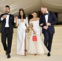 Inilah penampilan Alexandria Ocasio-Cortez (kedua dari kanan) di MET Gala 2021 yang berlangsung di Metropolitan Museum of Art, New York City, AS, Senin (13/9/2021). Ia datang bersama Auroa James, perancang gaun putih yang dipakainya. (Foto: Jamie McCarthy/MG21/Getty Images for The Met Museum/Vogue)