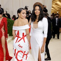 Di sela momen karpet merahnya, AOC sempat bercerita soal sumber inspirasi di balik gaun tersebut. Kami membahas tentang apa maknanya menjadi seorang perempuan berwarna kelas menengah di MET Gala. Kami sepakat untuk tidak sekadar ambil bagian tapi juga merasa perlu untuk mengguncang tembok-tembok tantangan yang dialami institusi ini, katanya saat live-streaming Vogue. (Foto: Mike Coppola/Getty Images)
