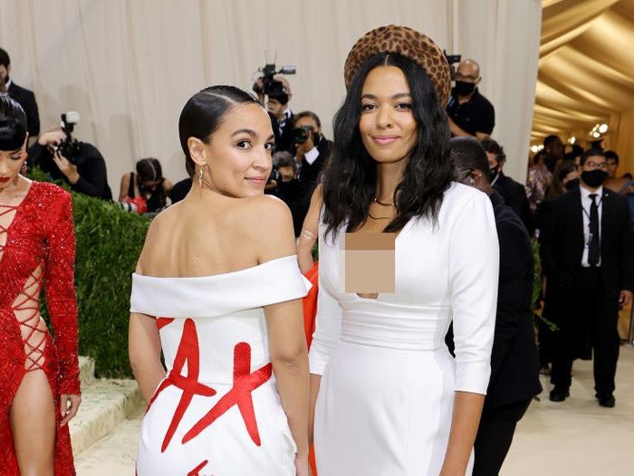 Desainer Alexandria Ocasio-Cortez dan desainer Aurora James di MET Gala 2021. (Foto: Mike Coppola/Getty Images) Desainer Alexandria Ocasio-Cortez dan desainer Aurora James di MET Gala 2021. (Foto: Mike Coppola/Getty Images)