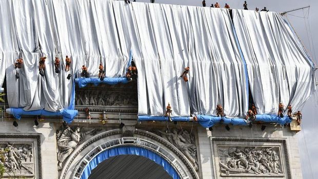 Wow, Arc de Triomphe Ditutupi Kain Perak Sebesar 25.000 Meter Persegi