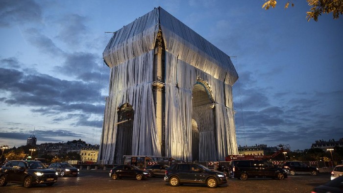 Arc de Triomphe dibungkus kain