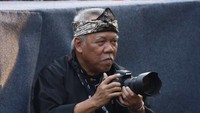 Ini adalah momen pertama Basuki tertangkap kamera menjadi seorang fotografer dadakan saat Karnaval Kemerdekaan Pesona Parahyangan di Bandung. Foto: Basuki Hadi Muljono di Karnaval Kemerdekaan Pesona Parahyangan (Istimewa/twitter @KemenPU)