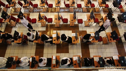 Ratusan calon pegawai melaksanakan Computer Assisted Test (CAT) untuk seleksi kompetensi dasar sebagai calon aparatur sipil negara dan calon Pegawai Pemerintah dengan Perjanjian Kerja  (CPPPK) tahun 2021 di Auditorium G.H.P Haryo Mataram Universitas Sebelas Maret, Solo, Jawa Tengah, Rabu (15/9).