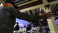 Proses seleksi ini mendapat penjagaan ketat dari Satpol PP.