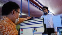 Seorang petugas mendata peserta seleksi kompetensi dasar sebagai calon aparatur sipil negara dan calon pegawai pemerintah dengan perjanjian kerja.