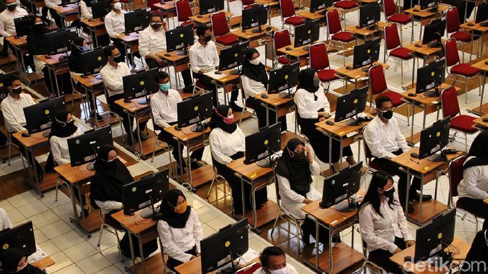 Begini Suasana Tes Calon ASN dan PPPK di UNS Ratusan calon pegawai melaksanakan Computer Assisted Test (CAT) untuk seleksi kompetensi dasar sebagai calon aparatur sipil negara dan calon Pegawai Pemerintah dengan Perjanjian Kerja (CPPPK) tahun 2021 di Auditorium G.H.P Haryo Mataram Universitas Sebelas Maret, Solo, Jawa Tengah, Rabu (15/9).