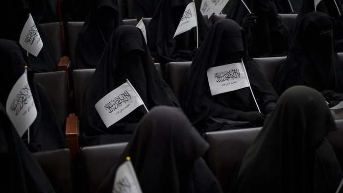 Berbalut Niqab, Siswi Afghanistan Dukung Penuh Taliban A women walks down from the stage inside an auditorium at Kabul University's education center during a demonstration in support of the Taliban government in Kabul, Afghanistan, Saturday, Sept. 11, 2021. (AP Photo/Felipe Dana)
