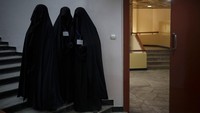 Sejumlah pelajar berdiri di dalam auditorium di Universitas Kabul, Kabul, Afghanistan.