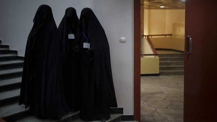 Berbalut Niqab, Siswi Afghanistan Dukung Penuh Taliban A women walks down from the stage inside an auditorium at Kabul University's education center during a demonstration in support of the Taliban government in Kabul, Afghanistan, Saturday, Sept. 11, 2021. (AP Photo/Felipe Dana)