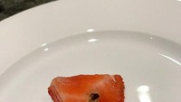 Buah strawberry biasanya tidak memiliki biji tapi buah satu ini punyabiji yang keras saat dibelah. Eits ternyata bukan biji, butiran hitam iniadalah peluru. Duh bahaya ini. Foto : Reddit/@chris_wilson