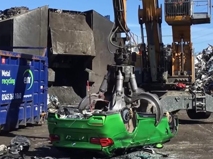 BMW dilumat pakai mesin penggiling