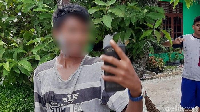 Bocah berusia 12 tahun di Pekanbaru, Riau, berinisial A disiram air panas oleh pengurus masjid (marbut). Apa alasannya? (Raja Adil/detikcom)