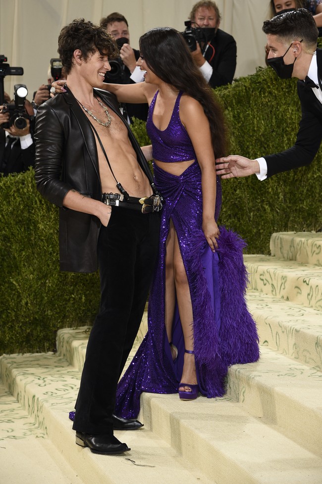 Berpose di hadapan puluhan fotografer, sejoli ini tak ragu untuk memamerkan kemesraan mereka. (Foto: Invision/Evan Agostini)