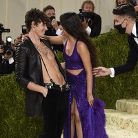 Berpose di hadapan puluhan fotografer, sejoli ini tak ragu untuk memamerkan kemesraan mereka. (Foto: Invision/Evan Agostini)