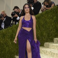 Show your skin! Gaun Camila Cabello hadir dengan bralet yang mengekspos belahan dada dan perutnya sehingga semakin mempertegas keseksiannya. Tidak ketinggalan rok berbelahan tinggi untuk memamerkan kaki jenjangnya. (Foto: Invision/Evan Agostini)
