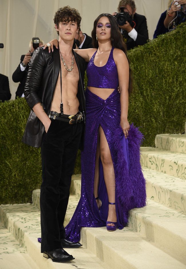 Pasangan selebriti Camila Cabello dan Shawn Mendes turut meramaikan MET Gala 2021, Senin (13/9/2021). Tak kalah dari tamu lain, mereka pun tampil memukau. (Foto: Invision/Evan Agostini/AP)