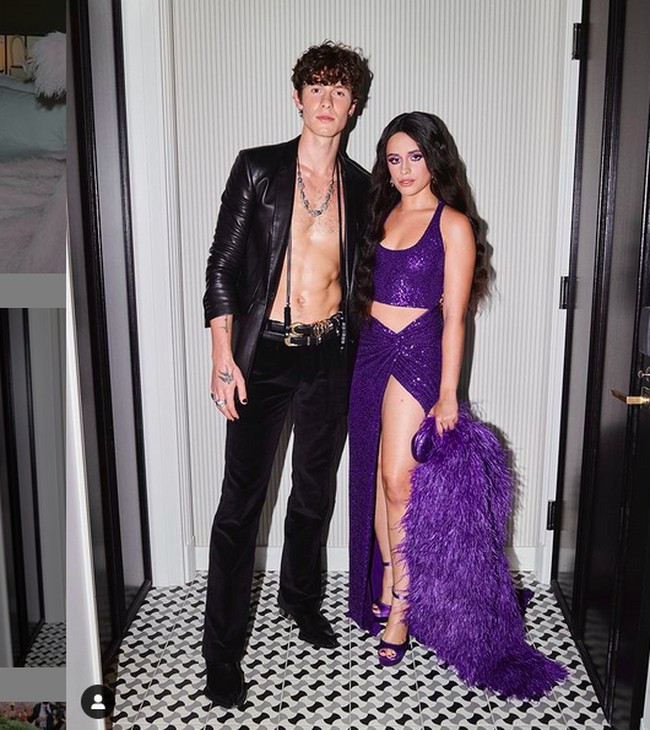 Tak kalah stylish dari sang kekasih, Shawn Mendes bergaya bak rock star dengan busana hitam serba kulit. Busana ini juga dirancang oleh Michael Kors. (Foto: Instagram/@michaelkors)