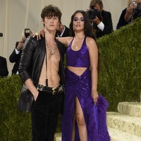 Pasangan selebriti Camila Cabello dan Shawn Mendes turut meramaikan MET Gala 2021, Senin (13/9/2021). Tak kalah dari tamu lain, mereka pun tampil memukau. (Foto: Invision/Evan Agostini/AP)