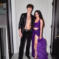 Tak kalah stylish dari sang kekasih, Shawn Mendes bergaya bak rock star dengan busana hitam serba kulit. Busana ini juga dirancang oleh Michael Kors. (Foto: Instagram/@michaelkors)