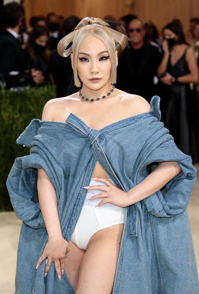 CL dan Rose BLACKPINK menjadi idol KPop wanita pertama yang menghadiri Met Gala 2021. Penampilan mantan personel 2NE1 ini mencuri atensi netizen karena terlihat eksentrik. Foto: dok. Mike Coppola/Getty Images