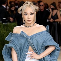 CL dan Rose BLACKPINK menjadi idol KPop wanita pertama yang menghadiri Met Gala 2021. Penampilan mantan personel 2NE1 ini mencuri atensi netizen karena terlihat eksentrik. Foto: dok. Mike Coppola/Getty Images