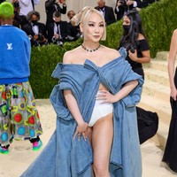 Namun, tak sedikit netizen Indonesia menilai penampilannya absurd seperti mengenakan popok. “CL ke Met Gala pake popok gitu apa ga malu ya,” “Maaf banget ga maksud menghina tapi dari tadi liat outfitnya CL di met gala kok kaya pake popok,” tulis netizen di Twitter. Foto: dok. Mike Coppola/Getty Images