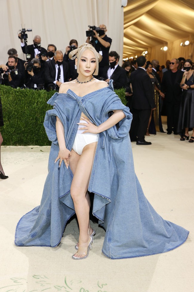 Penampilan CL menuai pujian dari netizen Korea. Ia mengenalkan budaya Korea untuk debutnya di Met Gala 2021 yang mengusung tema ‘In America: A Lexicon of Fashion’. Foto: dok. Mike Coppola/Getty Images