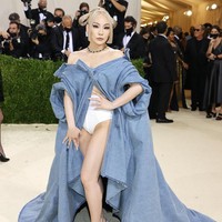 Penampilan CL menuai pujian dari netizen Korea. Ia mengenalkan budaya Korea untuk debutnya di Met Gala 2021 yang mengusung tema ‘In America: A Lexicon of Fashion’. Foto: dok. Mike Coppola/Getty Images
