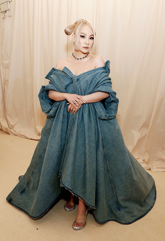 Tak hanya itu, CL juga menguncir rambutnya ke atas untuk menyerupai topi baja tradisional Korea yang dikenakan para ratu. Foto: dok. Mike Coppola/Getty Images