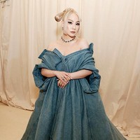 Tak hanya itu, CL juga menguncir rambutnya ke atas untuk menyerupai topi baja tradisional Korea yang dikenakan para ratu. Foto: dok. Mike Coppola/Getty Images