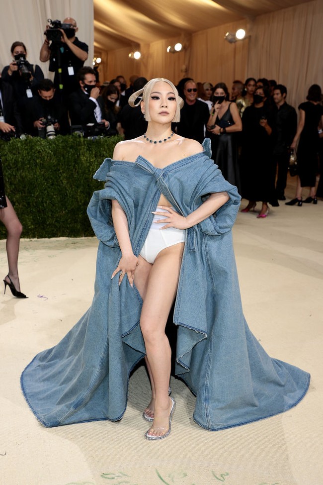 Namun, tak sedikit netizen Indonesia menilai penampilannya absurd seperti mengenakan popok dewasa. Maaf banget ga maksud menghina tapi dari tadi liat outfitnya CL di met gala kok kaya pake popok, CL ke Met Gala pake popok gitu apa ga malu ya, tulis netizen di jagat Twitter. Foto: dok. Mike Coppola/Getty Images