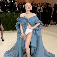 Namun, tak sedikit netizen Indonesia menilai penampilannya absurd seperti mengenakan popok dewasa. Maaf banget ga maksud menghina tapi dari tadi liat outfitnya CL di met gala kok kaya pake popok, CL ke Met Gala pake popok gitu apa ga malu ya, tulis netizen di jagat Twitter. Foto: dok. Mike Coppola/Getty Images