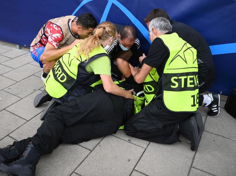 Foto: Cristiano Ronaldo dan Steward yang Sempat KO