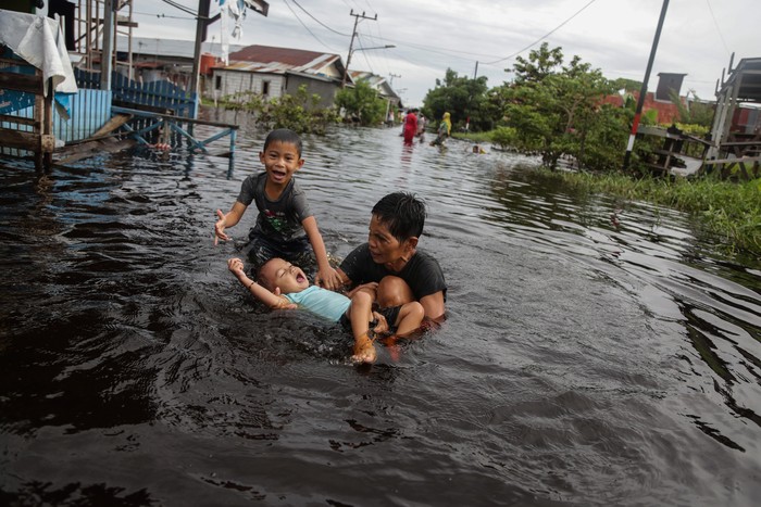 Foto udara permukiman warga terendam banjir di Jalan Anoi, Palangkaraya, Kalimantan Tengah, Rabu (15/9/2021). Berdasarkan data Badan Penanggulangan Bencana Daerah (BPBD) setempat, banjir yang dipicu akibat luapan Sungai Kahayan tersebut merendam 13 kelurahan di wilayah itu dan berdampak pada 3.383 KK atau 7.547 jiwa terdampak banjir. ANTARA FOTO/Makna Zaezar/aww.