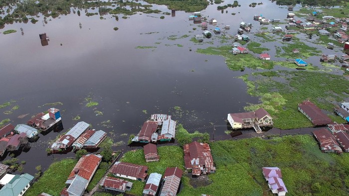 Foto udara permukiman warga terendam banjir di Jalan Anoi, Palangkaraya, Kalimantan Tengah, Rabu (15/9/2021). Berdasarkan data Badan Penanggulangan Bencana Daerah (BPBD) setempat, banjir yang dipicu akibat luapan Sungai Kahayan tersebut merendam 13 kelurahan di wilayah itu dan berdampak pada 3.383 KK atau 7.547 jiwa terdampak banjir. ANTARA FOTO/Makna Zaezar/aww.