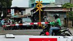 Dikejar Orderan, Driver Ojol Nekat Terobos Perlintasan KA