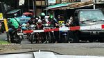 Dikejar Orderan, Driver Ojol Nekat Terobos Perlintasan KA