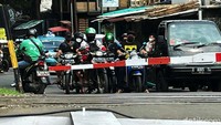 Padahal kawasan di perlintasan KA tersebut sering terjadi kecelakaan. Salah satu penyebab kecelakaan adalah masih banyaknya pengendara yang nekat menerobos, meski sudah ada peringatan.
