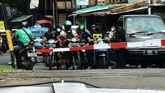 Dikejar Orderan, Driver Ojol Nekat Terobos Perlintasan KA Seorang driver ojek online (ojol) nekat terobos palang pintu Kereta Api (KA) yang sudah tertutup di perlintasan, Jalan Pangadegan Selatan, Jakarta, Rabu (15/09/2021).