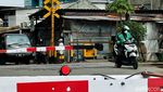Dikejar Orderan, Driver Ojol Nekat Terobos Perlintasan KA