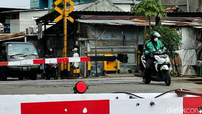 Dikejar Orderan, Driver Ojol Nekat Terobos Perlintasan KA Seorang driver ojek online (ojol) nekat terobos palang pintu Kereta Api (KA) yang sudah tertutup di perlintasan, Jalan Pangadegan Selatan, Jakarta, Rabu (15/09/2021).