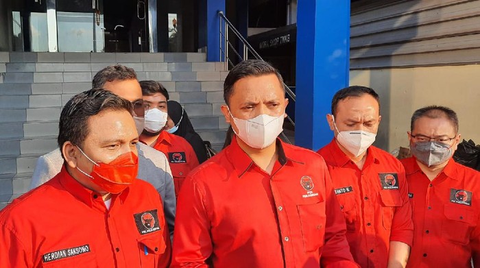 DPD PDIP DKI melaporkan Hersubeno Arief soal hoax 'Megawati koma' ke Polda Metro Jaya DPD PDIP DKI melaporkan Hersubeno Arief soal hoax 'Megawati koma' ke Polda Metro Jaya, Rabu (15/9/2021).
