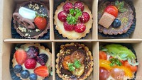 Korean fruit tart atau tart buah ala Korea punya ciri khas berukuran mungil dengan topping buah warna-warni di atasnya. Salah satu yang menawarkannya di Indonesia adalah Emilys Bake House.