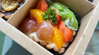 Fruit tart paling menarik perhatian karena memakai 4 jenis buah berbeda yaitu anggur, jeruk mandarin, strawberry, dan kiwi. Tart ini juga dilengkapi custard fla dan parsley segar di atasnya.