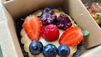 Lalu ada tart mix berry yang dihiasi topping blueberry, strawberry, raspberry, dan blackberry. Menurut kami, cita rasa tart buah ini paling enak karena dilengkapi selai berry yang asam manis dan segar.
