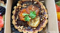 Satu lagi varian tart yang bisa kamu coba di sini. Berupa banana toffee yang dibuat dari pisang karamel, cream custard, dan kacang tanah.  