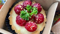 Selain fruit tart, tart raspberry juga sayang dilewatkan. Toppingnya 6 raspberry segar, kemudian dilengkapi custard rasa raspberry dan pistachio yang sudah dihancurkan.