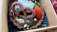 Kalau tak mau tart buah, Emilys Bake House menyediakan varian cokelat. Adonan crust-nya dibuat rasa cokelat dengan isian choco custard. Salah satunya Choco Truffle yang menggabungkan marshmallow, pretzel, dan kacang mete yang sudah dihancurkan sebagai toppingnya.