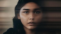 Caitlin North-Lewis digaet buat memerankan Laura yang terlibat kedekatan dengan karakter Raka yang diperankan Nicholas Saputra. Caitlin sebelumnya tampil dalam film Hit & Run (2019) dan My Generation (2017). (Foto: dok. Miles Films)  